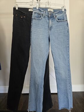 ABERCROMBIE & FITCH 90s Straight Jeans in Light Blue and Black - Women